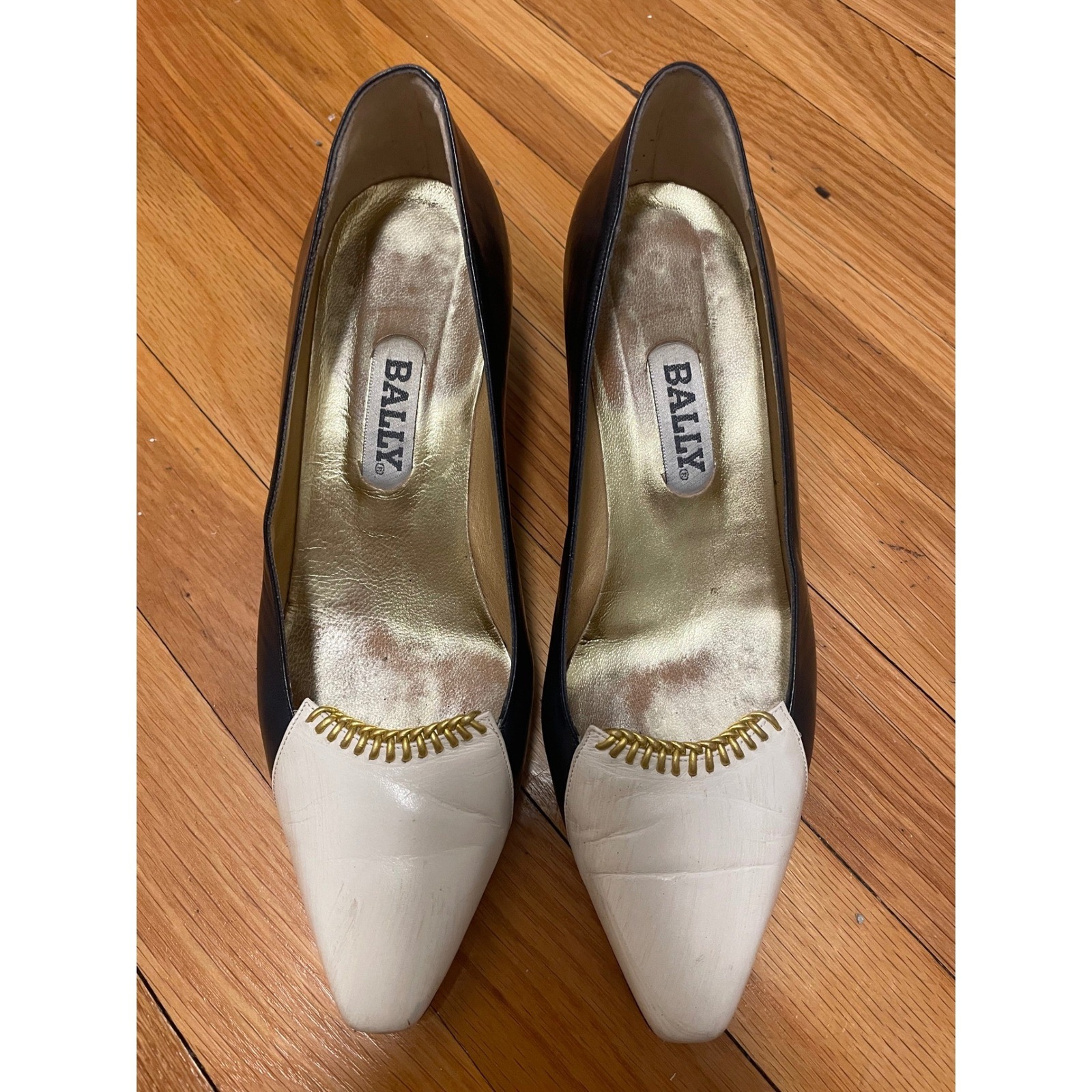 Vintage Bally Pumps 7.5 Navy White Leather Pumps Gold Chain Italy Guc